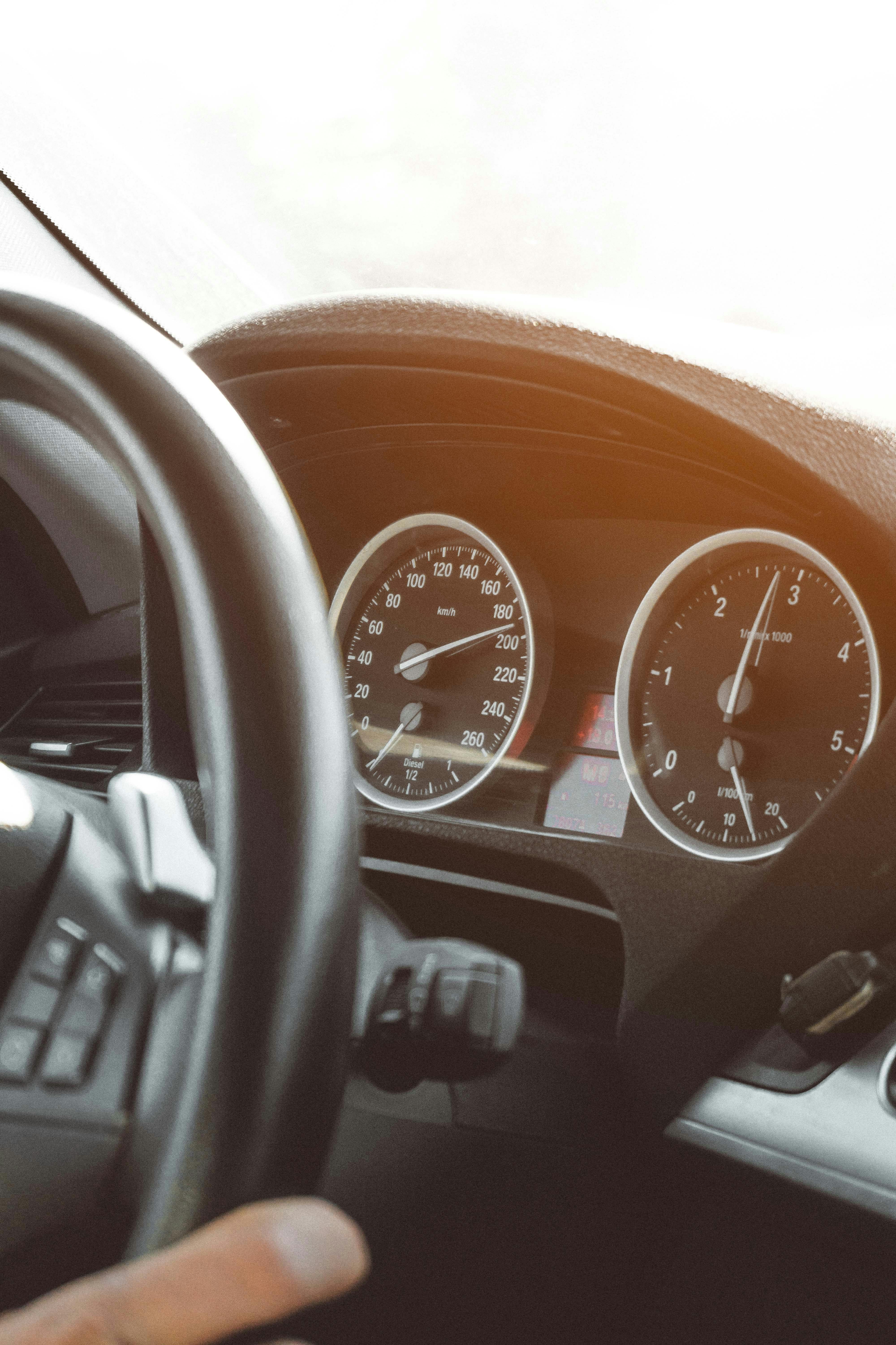 recording of the interior of a car when the engine is turned on (Ouajbir, Pexels, 2018)